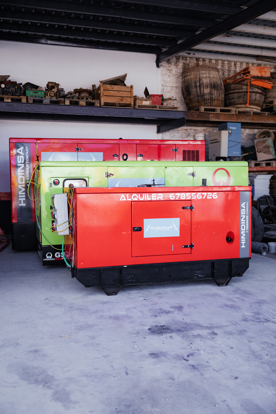 Grupos electrógenos Alquimar en nave — generadores rojos disponibles en Antequera