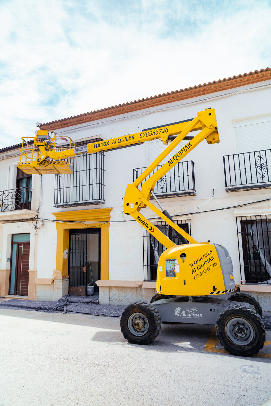 Plataforma articulada Alquimar en calle — trabajos en fachada
