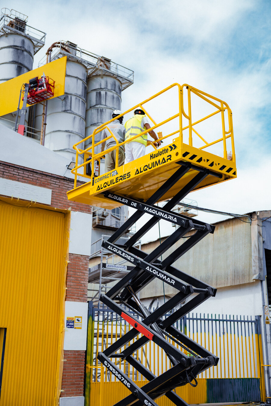 Plataforma tijera Alquimar en instalación industrial