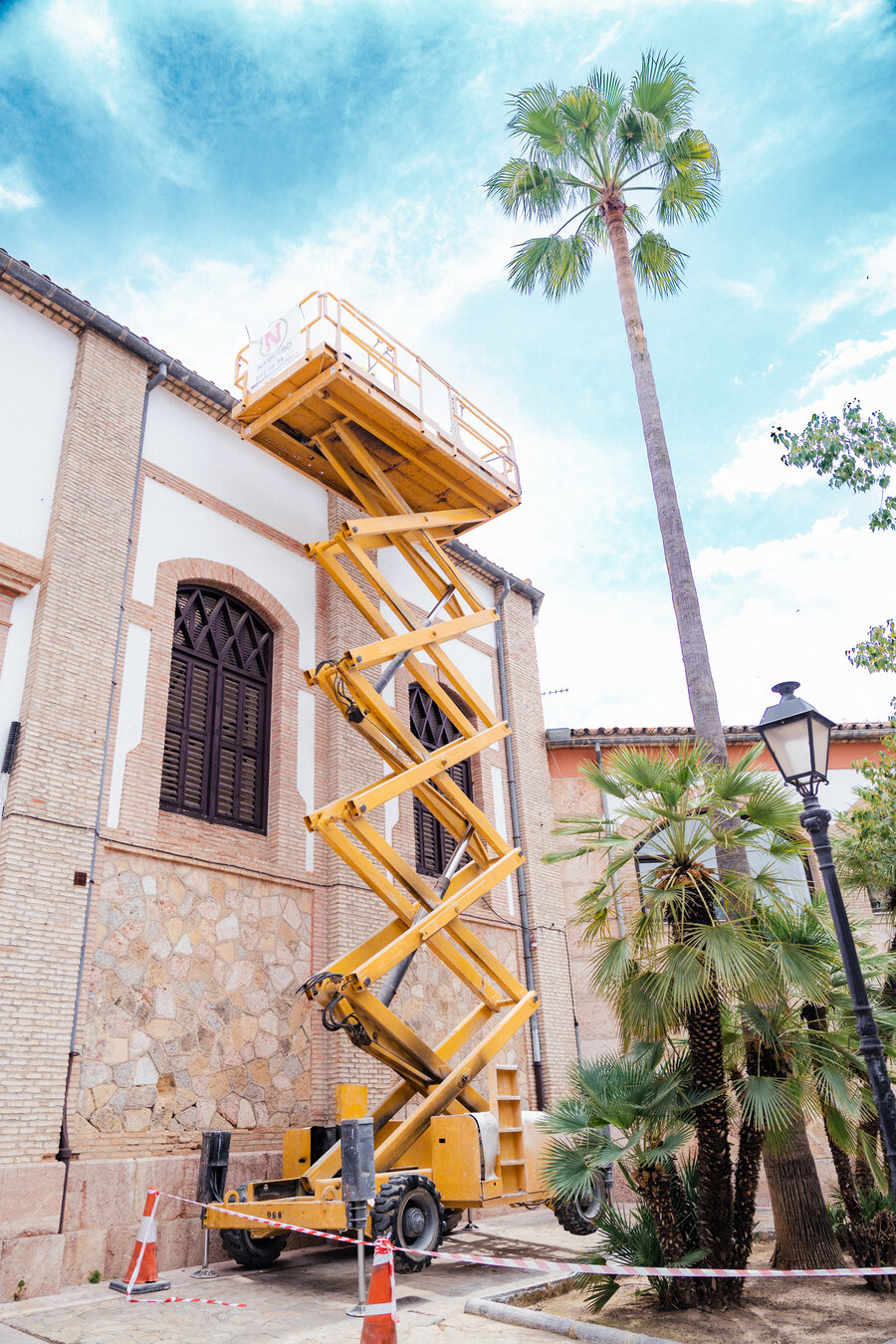 Plataforma tijera Alquimar en exterior junto a palmeras — Andalucía