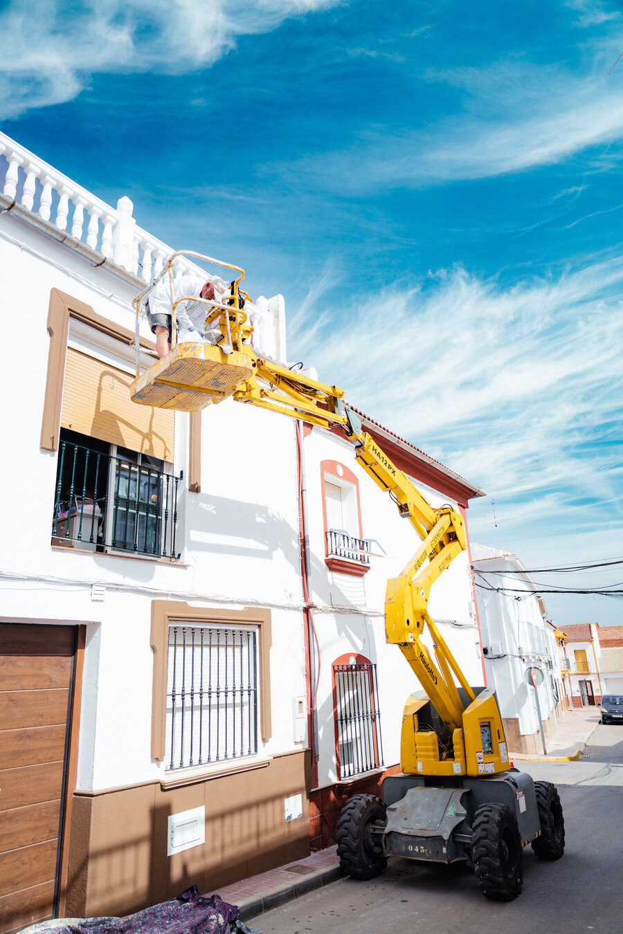 Plataforma articulada Alquimar trabajando en fachada